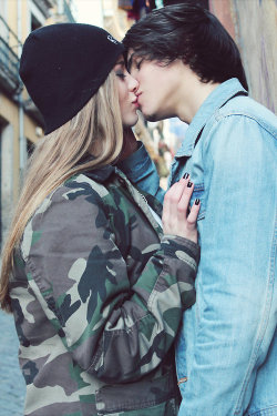 lets-cuddle-darling:  Click HERE for the cutest couple pictures ever! xx show some love