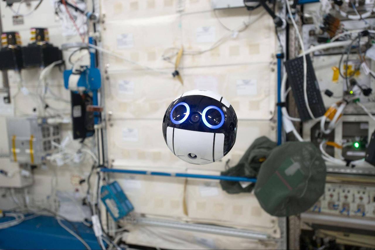 Cute Drone! The JEM Internal Ball Camera flies around the International Space Station of its own accord, taking pictures and video of the astronauts on board. JAXA/NASA [1880 x 1255] via /r/spaceporn http://ift.tt/2tlwNai