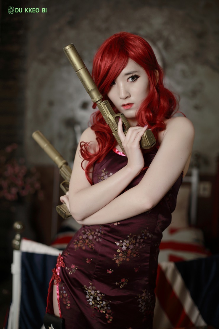 league-of-legends-sexy-girls:  Miss Fortune Cosplay