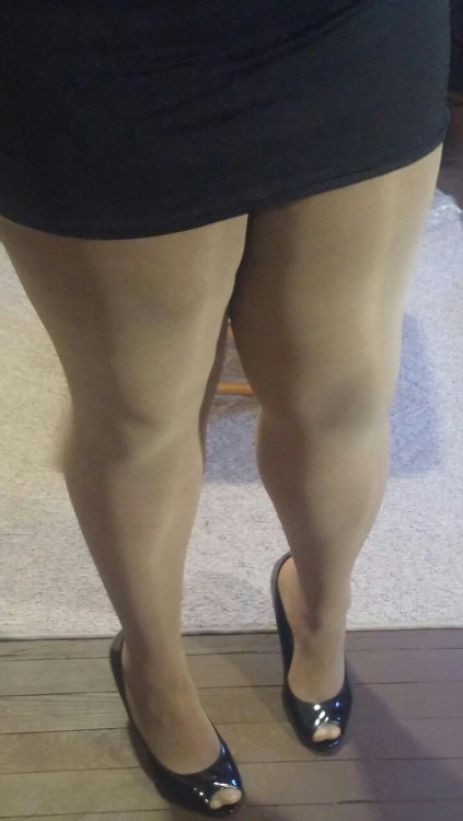 Love wearing moms worn tan pantyhose and heels&hellip;..