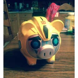 lyricallyundead:  Just got literally the CUTEST piggy bank! ITS BUMBLEBEE, COME ON, I COULDNT RESIST. 🐝💖 