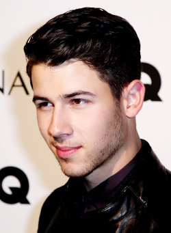 givemeguys:Nick Jonas arrives at Z Zegna