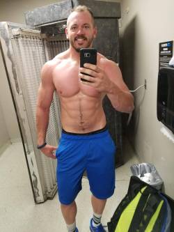 straightdudesexting:  Straight daddyWho wants to service him?