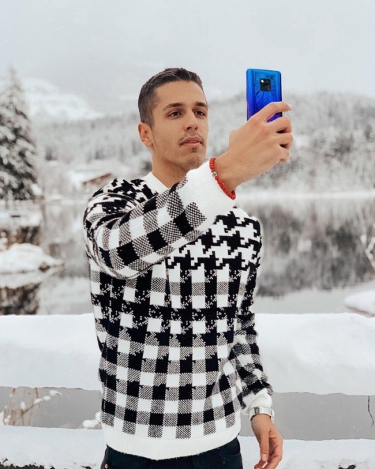samozamojudrkicu:   Dusan 1. dio… Posto me strasno privlace tipovi poput njega, zasluzuje malo vise paznje. Prema ovako divnim momcima, dobricama, a mislim da to jeste, treba se ophoditi  na fin nacin. Na njemu me privlaci prelijep osmijeh, vidi se