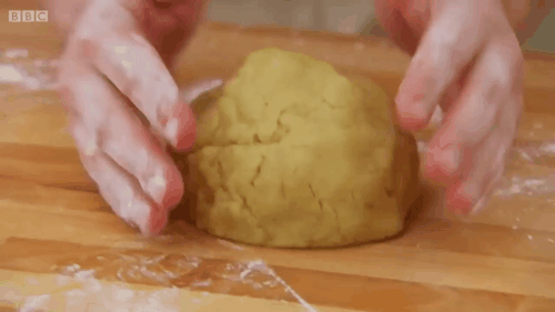 Celebrity Bake Off With Michael Sheen And His HANDS