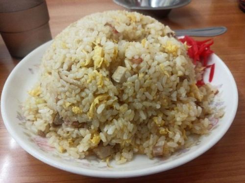 中華料理屋「これが500円の炒飯だョ。たくさん食べてネ～」