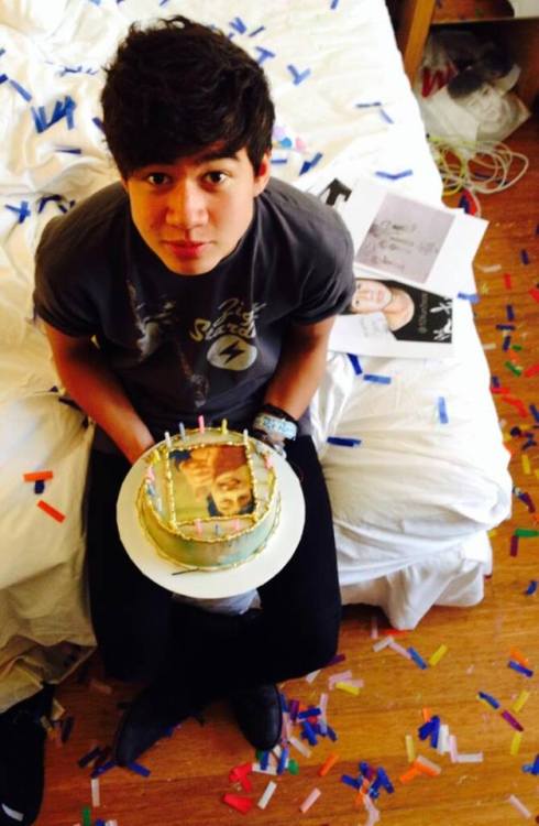 a day late but happy birthday calum &lt;3