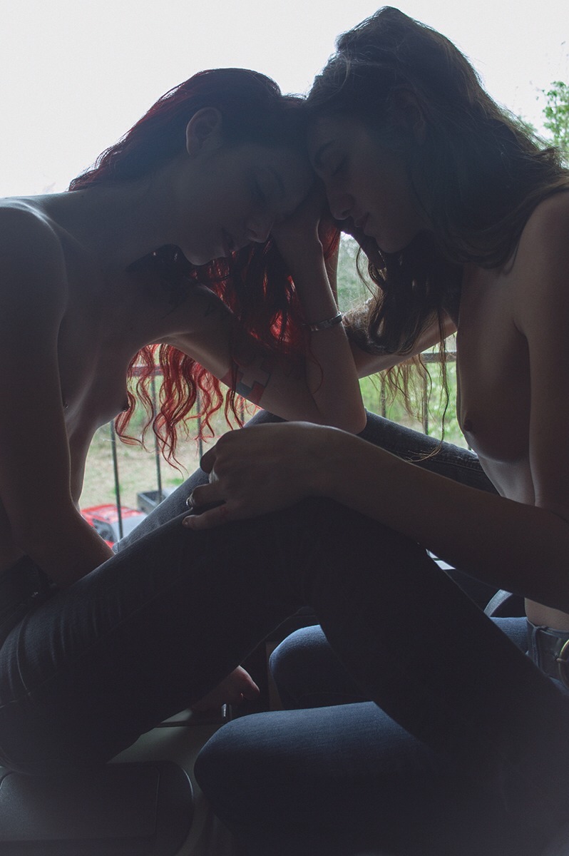 glimmermerephoto:  Cam &amp; Jacs at the window, Motel 6, Nashville, TN. Shot