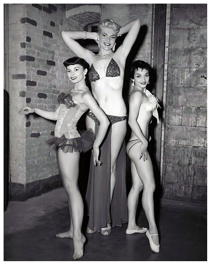 burleskateer:  Petite strippers Patti Waggin (Left) and Novita (Right) pose as bookends