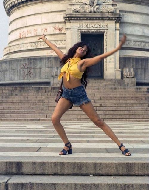 twixnmix:Ronnie Spector at Soldiers’ and Sailors’ Memorial Monument at Riverside Park in New York 