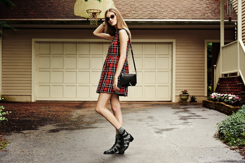 Go basic with plaid and leather sandals