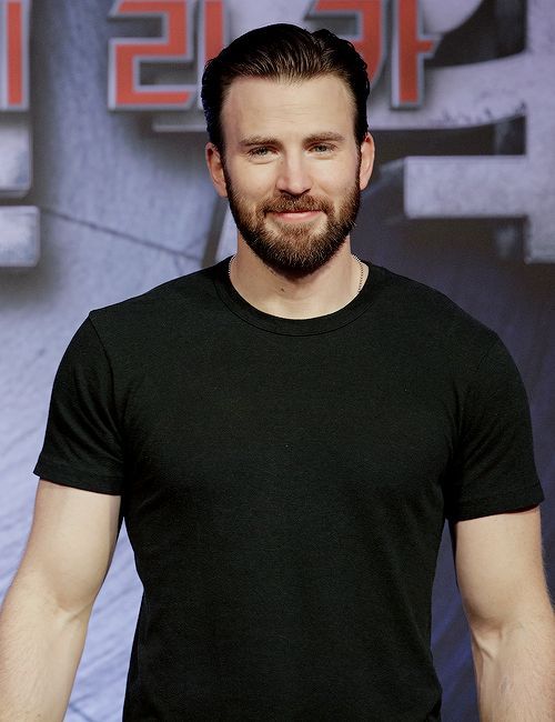 musette22:@rhislean The originals versus the photoshopped pics you asked for! &lt;3 Chris Evans 