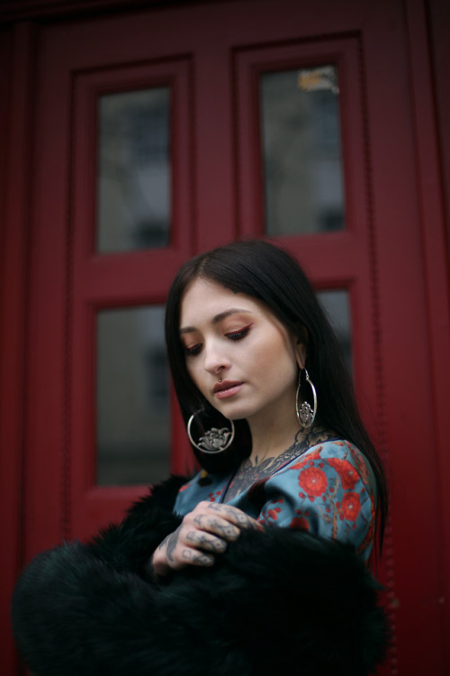 Outdoor Portraits with Sofa - Make Up Artist from Berlin.