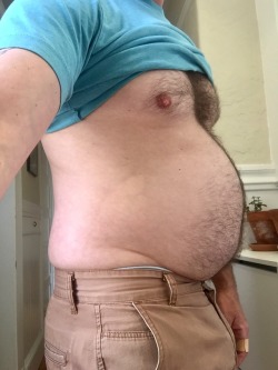 keepembloated: gainerpup:  Just finished by first whole pizza in one go! 🍕🍕🍕Good news is my favorite shorts still fat!  Great job… rounding nicely. 