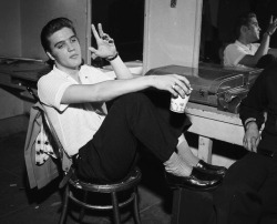 elvis-pink-cadillac:  Elvis Presley backstage in Oakland, CA 1956