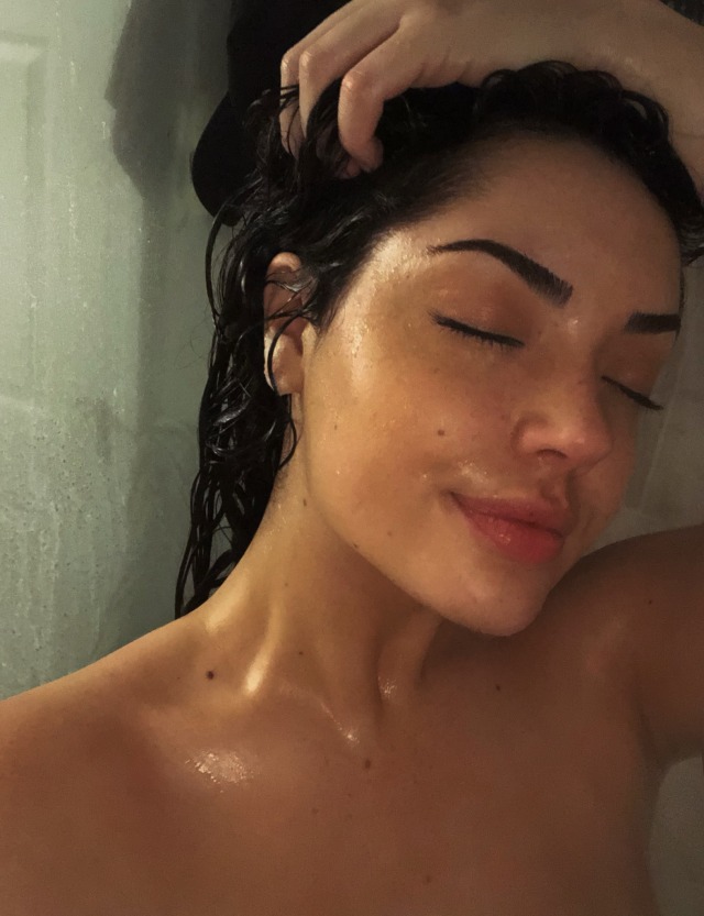 noturfknbaby:Anyway here’s me being vain in the shower 