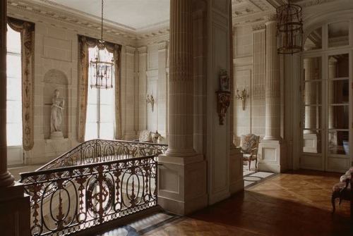 le-rococo-en-versailles:Staircase at Nissim de Camondo Museum, Paris, France.