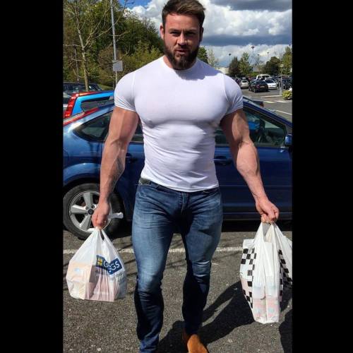 misterunivers: some clothes don’t lie a bodybuilder who buy food at marks and spencer can’t be a bad person… 