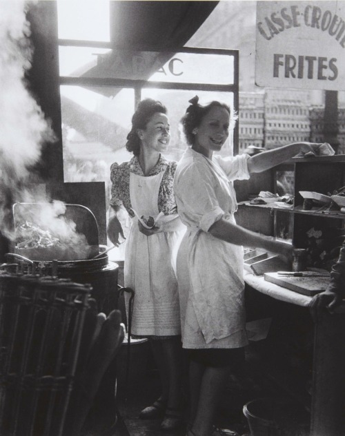 Undr:  Willie Ronis. Rue Rambuteau. 1946