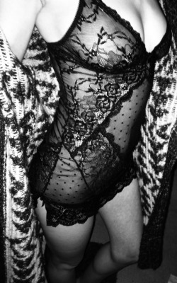 simplyblackandwhiteerotic:  simplyblackandwhiteerotic:    Very sexy shot.  Thanks for the submission. simplyblackandwhiteerotic  