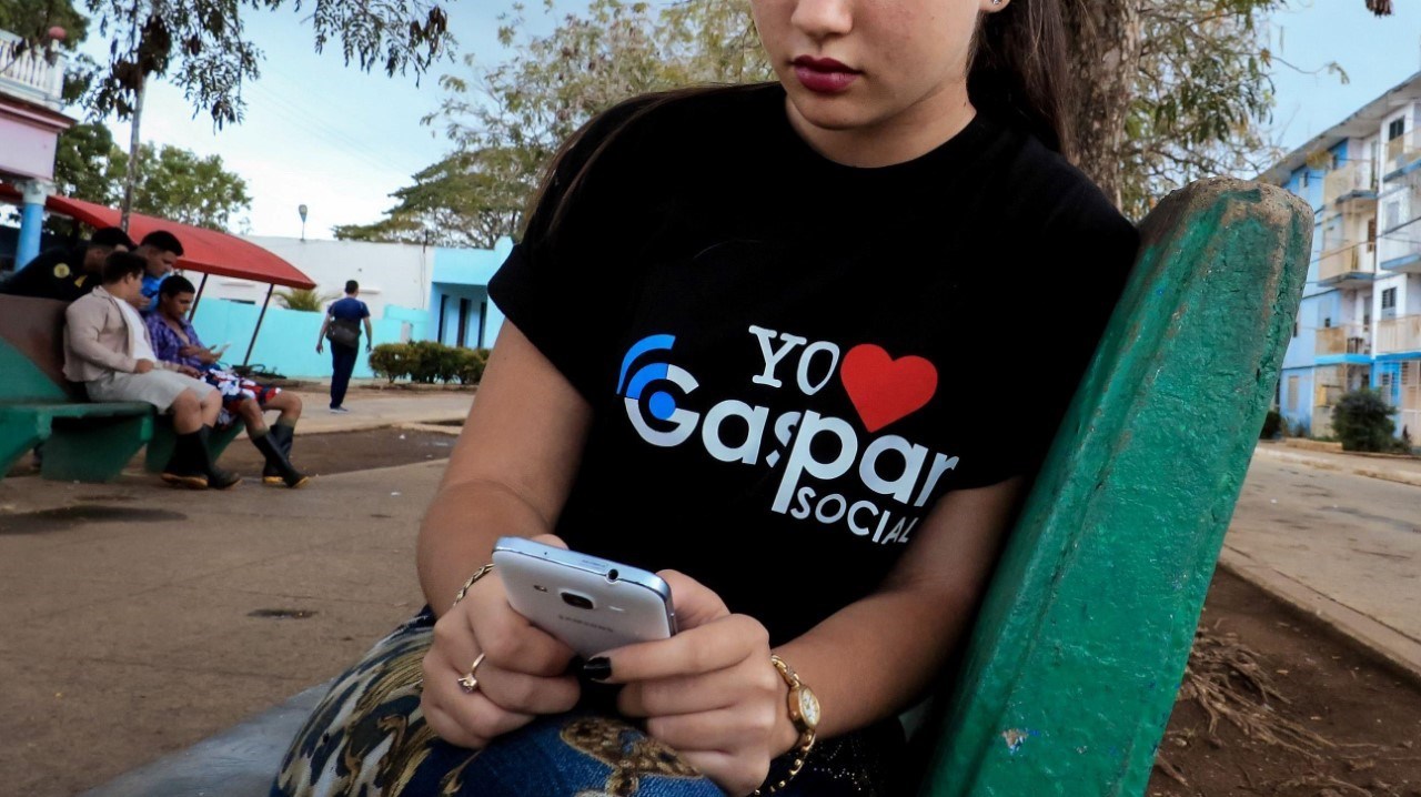 Conozca a Gaspar Social, el Facebook de Cuba.
En el corazón de una provincia agrícola del este de Cuba, un grupo de jóvenes creó su propia versión de Facebook con una conexión pirata. Una revolución tolerada en uno de los países menos conectados del...