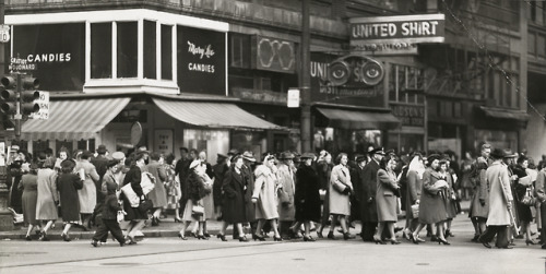 Christmas shoppers crossing Woodward Avenue, Detroit, Michigan, Mort Walton, 12 December 1943