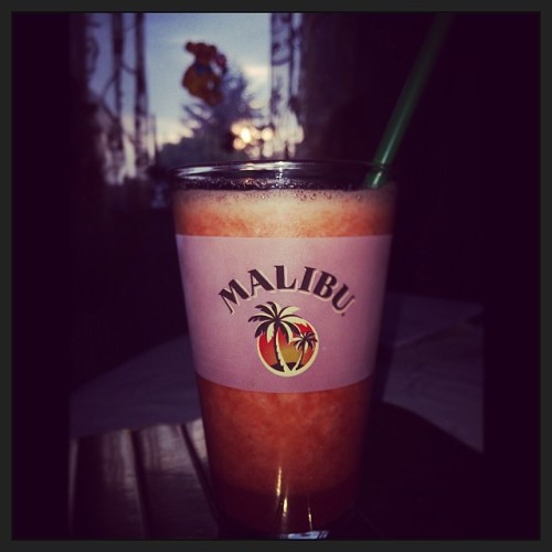 #malibu #cocktail #caribbeanrum #thermochromes #drink #strawbeery #sunnyday