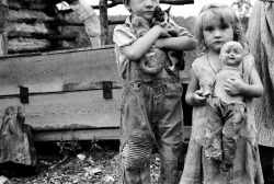 Ben Shahn, Children of destitute Ozark mountaineer, Arkansas, 1935
