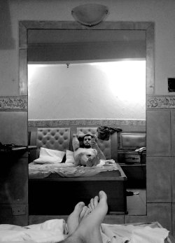 franciscohurtz:  autorretrato em hotel barato II / selfportrait in a cheap hotel II fotografia digital / digital photography 2015 