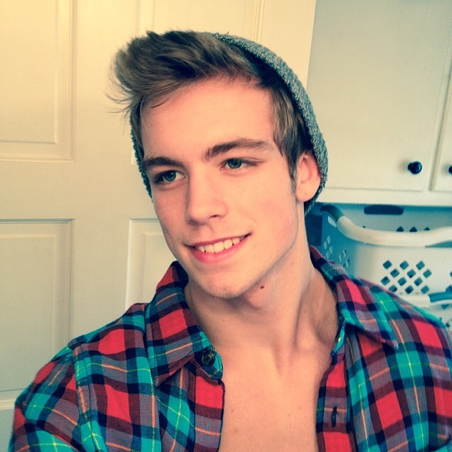 jockbrad:  Follow me for those sexy athletes … swimmers, wrestlers &amp; football