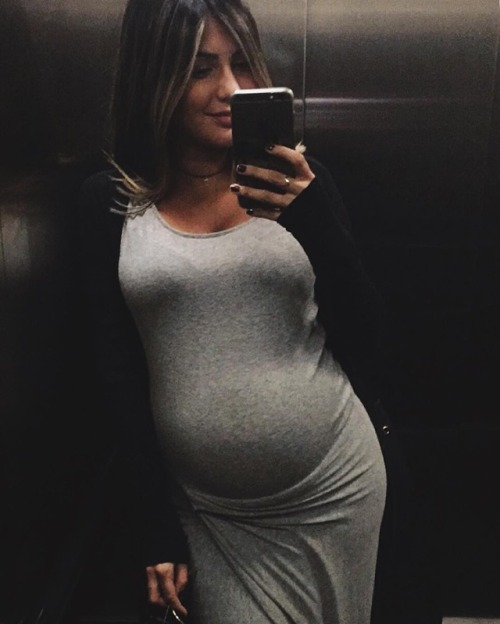 thefertilevalley:I always like seeing happy and proud preggos!