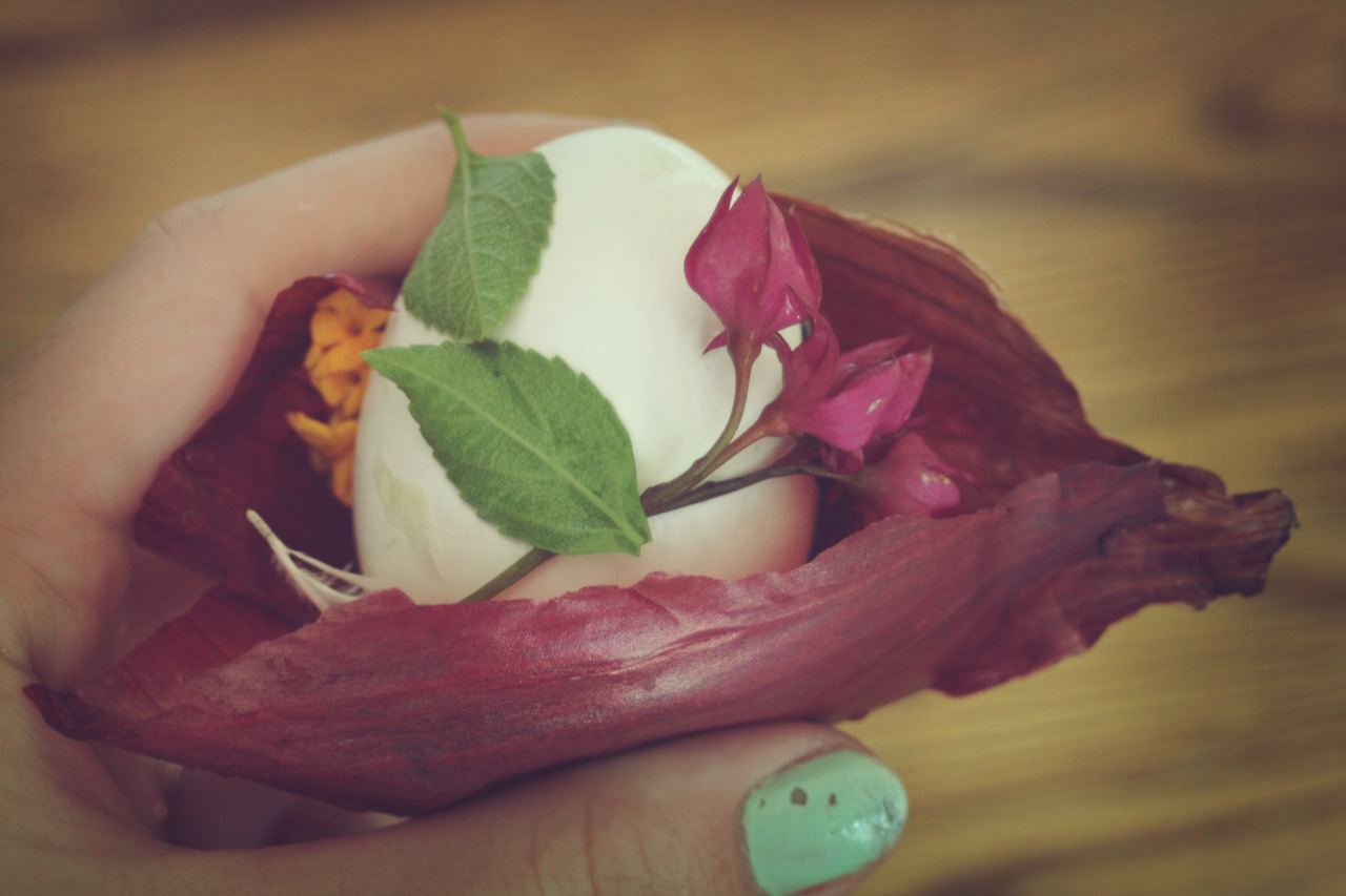 melancholicmanifestation:  reneelouiseanderson:  Onion skin Easter eggs.  How cool