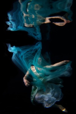 exquizero7:  San Francisco-based photographer Erena Shimoda combined her love of scuba diving and photography with the therapeutic properties of water for cancer patients in a beautiful portrait project known as Underwater Healer - About Face. 