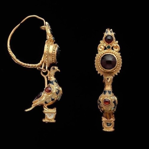 arthistoryfeed:Earring with a dove standing on an altarGreek Hellenistic Period 150–100 B.C., 