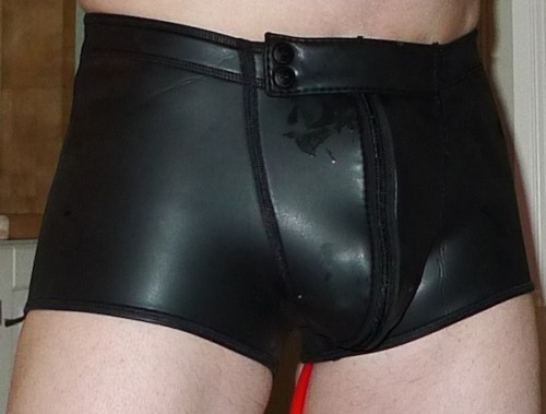 latexsupernova:  Gear from Mr S arrived. Must say that I am more than happy. Short review. Pig hole butt plugg = WOW! Expected it would be too big, but no. Even a anal-virgin (sort of) like me can take a medium size. The Punisher CB (Birdlocked Picco)