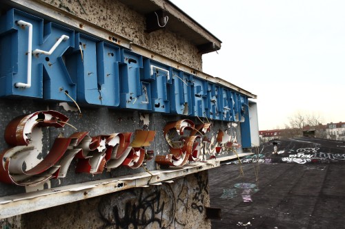 eeevibruenn:Abandoned Ballroom. Berlin. (Part II)Das ist gut. Ich gebe es fünf Sterne.