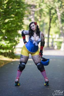 hotcosplaychicks:  http://shreddy-krueger.tumblr.com/post/99914270679/whistle-while-you-work-it-grrrrl-as-promised