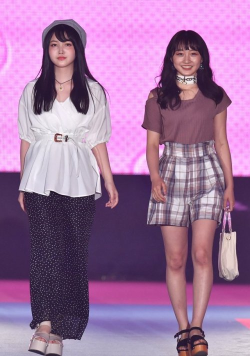 sakamichi-steps: 久保史緒里 + 山本彩加 × Seventeen × WEGORakuten GirlsAward 2019 SPRING/SUMMER