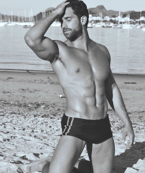 hotandsexymen:  http://instagram.com/jonathandobal