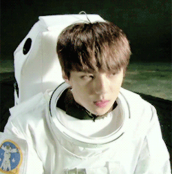 ohhsenshine:  a baby astronaut talking ♡ 