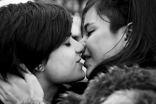 zingwong:  Fuck the homophobes! Let’s kiss in Paris! Geifobis deço kazzo! Suukkiamo neça Parisa! Photographer / Fotisto: Philippe Leroyer 
