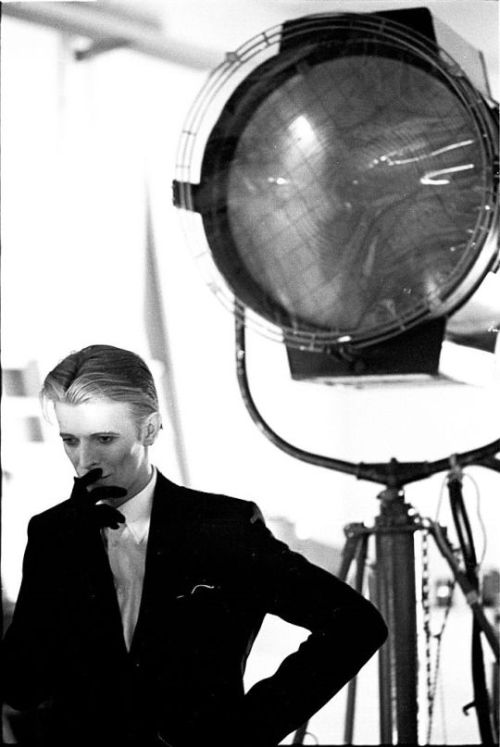 touchingcloseto94:  David Bowie on the set of The Man Who Fell to Earth, New Mexico - 1975.© Steve Schapiro  