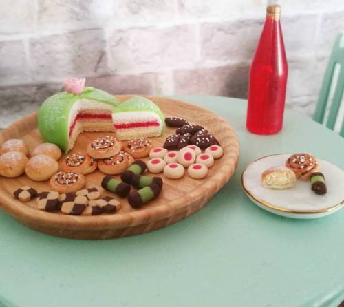 Swedish fika #miniaturefood #polymerclay #dollhouseminiatures #cinnamonrolls #cake #fika