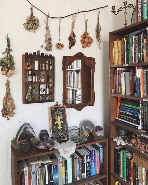 soliloquyjewelry:Home is where your books and crystals are. 