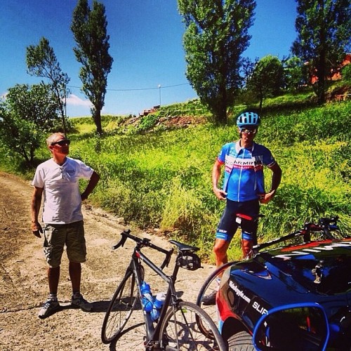 castellicycling: Johnny and David Millar out of gas. Via @lachlanmorton