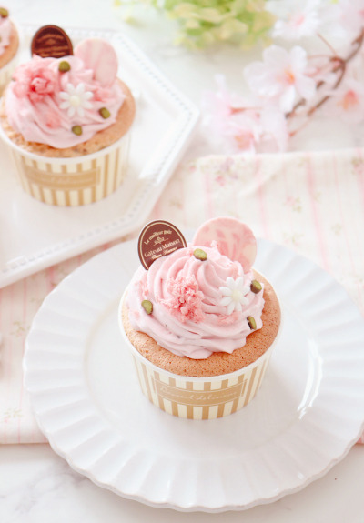 ari-kanon:ふんわり桜のシフォンカップケーキ♪