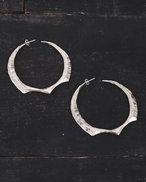 Lamina Hoops by @maryellengallagher. #sistersoftheblackmoon #sotbm #artisan #madebyhand #hoopearring