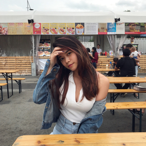 premium-sg-girls-xmm:Very curvy SG girl Imagine her staring into your eyes while sucking you dry… 