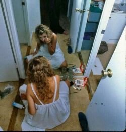 the-retro-hoe: Stevie Nicks doing her makeup