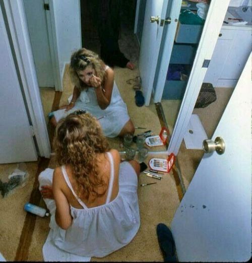 retroetic:Stevie Nicks doing her makeup in her apartment (1978)